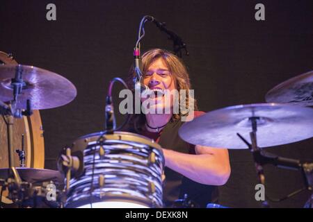 San Diego, Californie, USA. 24 août, 2013. Le batteur Zac Hanson joue avec la pop-rock Hanson à la House of Blues de San Diego à l'appui de leur nouvel album hymne national. © Daniel Knighton/ZUMAPRESS.com/Alamy Live News Banque D'Images