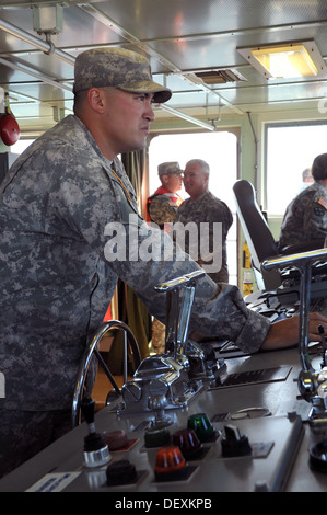 Réserve de l'armée américaine l'Adjudant-chef 2 Kyle Oga, capitaine de navire, 481ème Compagnie de transport (bateau lourd), exploite l'Unite Banque D'Images