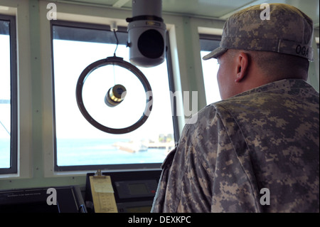 Réserve de l'armée américaine l'Adjudant-chef 2 Kyle Oga, capitaine de navire, 481ème Compagnie de transport (bateau lourd), exploite l'Unite Banque D'Images