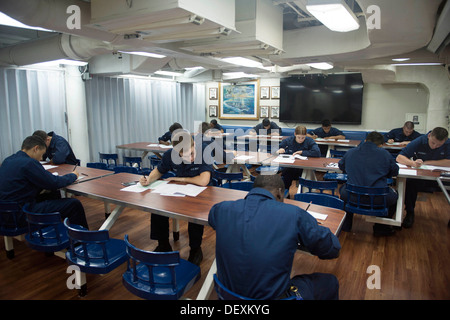 Les marins prennent diverses maître de 3e classe examens d'avancement à bord du destroyer lance-missiles USS Mustin (DDG 89). Mustin est en patrouille avec le groupe aéronaval du George Washington dans la 7e flotte américaine en charge de la sécurité de la zone de responsabilité d'un Banque D'Images