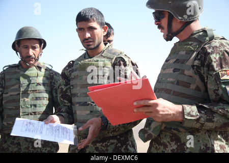 Les soldats de l'Armée nationale afghane avec la 4e Brigade d'infanterie, 203e Corps canadien se préparent à mener un exercice de tir réel, 18 septembre 2013, dans la province de Logar, en Afghanistan, pour aider à développer l'Afghan Tactical Air coordonnateurs. Banque D'Images