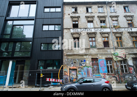 Contraste entre les anciens et les nouveaux bâtiments à Mitte Berlin Allemagne Banque D'Images