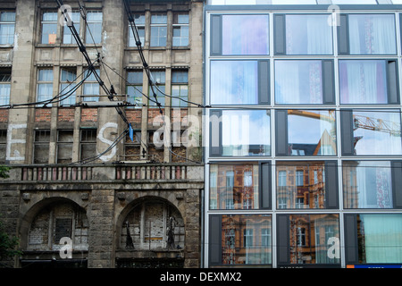 Contraste entre les anciens et les nouveaux bâtiments à Mitte Berlin Allemagne Banque D'Images