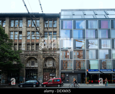 Contraste entre les anciens et les nouveaux bâtiments à Mitte Berlin Allemagne Banque D'Images