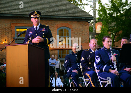 L'ARMÉE AMÉRICAINE Le Général David D. Halverson, Training and Doctrine Command commandant général adjoint, adresses au public pendant la fête de la Constitution les concerts à Williamsburg, en Virginie, le 17 septembre 2013. Halverson a dirigé un moment de silence pour ceux qui ont perdu la liv Banque D'Images