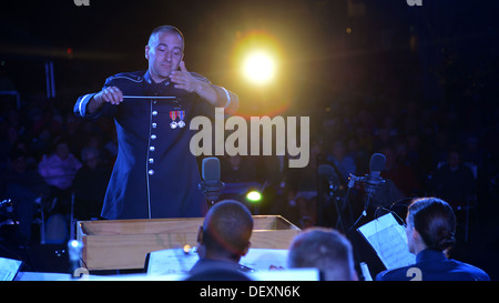 Lieutenant de l'US Air Force Justin Lewis, United States Air Force Heritage d'Amérique, commandant de l'escadrille de la bande effectue au cours de la fête de la Constitution les concerts à Williamsburg, en Virginie, le 17 septembre 2013. L'événement rend hommage aux premiers défenseurs de l'Amérique du freedo Banque D'Images