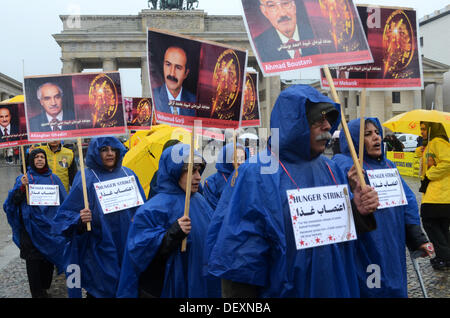 Membre de la résistance iranienne pour protester contre la libération des otages pris dans le camp d'Achraf sur la Pariser Platz à Berlin, Allemagne, 24 septembre 2013. Plus de 50 Iraniens ont été tués et sept ont été pris en otage après une attaque par les forces iraquiennes le camp d'Achraf le 01 septembre 2013, selon des rapports de l'opposition iranienne. Photo : JASON HARRELL Banque D'Images