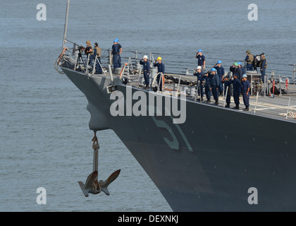 Marins de missiles de l'USS Arleigh Burke (DDG 51) rendre les hommages qu'ils passent sur le navire d'assaut amphibie USS Bataan (DG 5). Bataan marins et marines sont en cours 22 MEU effectuant des qualifications de routine à l'appui de PHI Banque D'Images