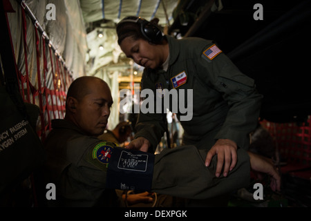 Le sergent-chef de la réserve de la Force aérienne. Irene Alajmi, 433rd Squadron Évacuation aéromédicale technicien d'urgence médicale, un contrôle sur les paramètres vitaux des patients un WC-130J Hurricane Hunter lors d'une mission de formation à l'évacuation sanitaire aérienne Joint Base San Antonio-Lackland, Tex Banque D'Images