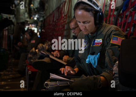 Air Force Reserve Maj. Kristina Spindel, 433rd Squadron Évacuation aéromédicale infirmière de vol, d'une paperasserie patient reviews WC-130J Hurricane Hunter lors d'une mission de formation à l'évacuation sanitaire aérienne Joint Base San Antonio-Lackland, Texas, le 19 septembre 2013 Banque D'Images