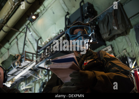 Le sergent-chef de la réserve de la Force aérienne. Irene Alajmi, 433rd Squadron Évacuation aéromédicale technicien d'urgence médicale, répond à un incendie simulé sur un WC-130J Hurricane Hunter lors d'une mission de formation à l'évacuation sanitaire aérienne Joint Base San Antonio-Lackland, Banque D'Images