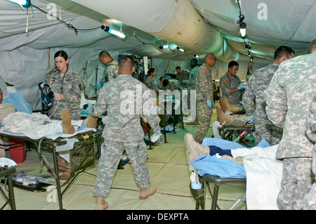 Soldats affectés à la 47e Hôpital de soutien au combat, 62e Brigade d'urgence médicale, se déplacer pour offrir des soins à une quantité impressionnante de patients au cours de l'opération Black Bear sur Joint Base Lewis-McChord, dans l'État de Washington, le 20 septembre. Tout au long de la semaine, l'appareil s'élève Banque D'Images