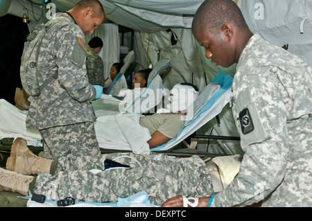 Soldats affectés à la 47e Hôpital de soutien au combat, 62e brigade médicale, vérifier les paramètres vitaux des patients au cours d'un exercice d'entraînement sur le terrain Joint Base Lewis-McChord, dans l'État de Washington, le 20 septembre. Tout au long de la semaine, l'unité exploités à partir de leur 44-lit Entrée Hospital Banque D'Images