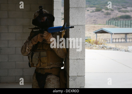 Un carabinier servant avec la compagnie Delta, 1er Bataillon, 1e Régiment de Marines, est alerté quand il voit l'activité de l'ennemi à proximité d'un Banque D'Images