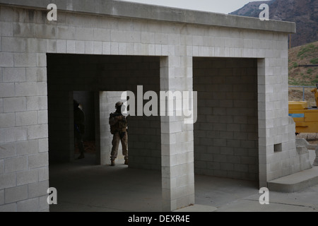 Riflemen avec Delta Entreprise, 1er Bataillon, 1e Régiment de Marines, assurer la sécurité à une maquette de la station de gaz en tant que collègues Mari Delta Co. Banque D'Images