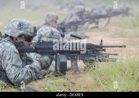 La 48ème Infantry Brigade Combat Team a invité les employeurs de gardes de la Géorgie et de représentants de l'Etat d'assister à un exercice de tir réel interarmes au Fort Stewart au cours de la 48e de l'IBCT Combat exportables (capacité de formation XCTC) rotation. Banque D'Images