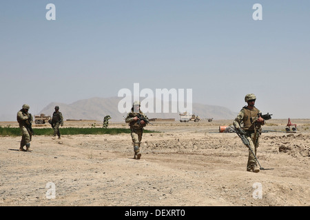 L'Armée nationale afghane (ANA) ont et les Forces de la coalition en patrouille, Barrmo Washir district, Afghanistan, le 19 septembre 2013. L'ANA et les Forces de la Coalition a mené des patrouilles montés et démontés et engagé les ressortissants locaux afin d'empêcher l'insurrection. Banque D'Images