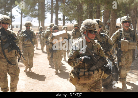 Les Anges Gardiens, 3e Brigade Combat Team, assurer la sécurité des dirigeants clés après d'une shura menée dans le district de Jaldek Tarnek Wa 18 Septembre, 2013. Guardian Angels aider réduire les principaux dirigeants de devoir constamment faire preuve de vigilance sur la sécurité, ce qui Banque D'Images