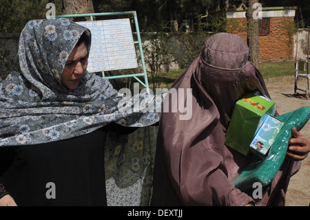 Sadiqa Jalali, direction des affaires extérieures, des laissez-passer de l'aide humanitaire après une féministe shura dans Jaldek Tarnek Wa 18 septembre 2013 District. Banque D'Images