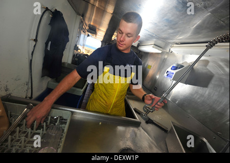 Candidat officier Tripp Haas lave la vaisselle dans l'arrière-cuisine à bord de la barque de la Garde côtière canadienne Eagle le mercredi, 11 Septembre, 2013. Les stagiaires à bord du cycle de l'Aigle grâce à de nombreux postes navire à développer une meilleure compréhension de ce qu'il faut pour l'exploitation d'un Co Banque D'Images