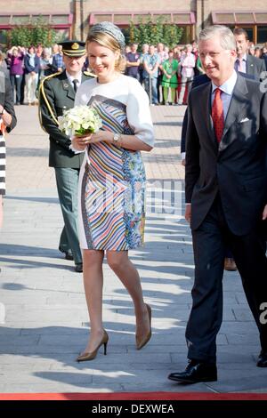 Hasselt , Belgique. 24 août, 2013. Le roi Philippe (Filip) et la Reine Mathilde visite Hasselt pendant leur tournée à travers la Belgique comme nouveau roi et reine, 24 septembre 2013. Photo : Patrick van Katwijk/dpa/Alamy Live News Banque D'Images