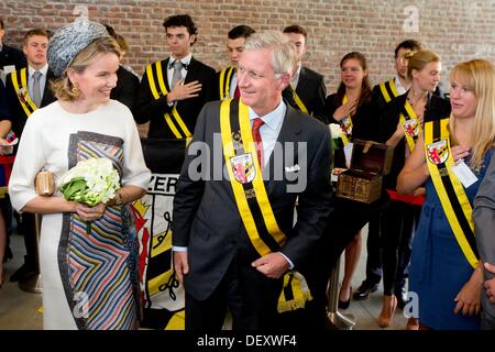 Hasselt , Belgique. 24 août, 2013. Le roi Philippe (Filip) et la Reine Mathilde visite Hasselt pendant leur tournée à travers la Belgique comme nouveau roi et reine, 24 septembre 2013. Photo : Patrick van Katwijk/dpa/Alamy Live News Banque D'Images