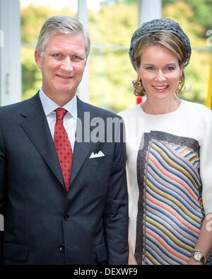 Hasselt , Belgique. 24 août, 2013. Le roi Philippe (Filip) et la Reine Mathilde visite Hasselt pendant leur tournée à travers la Belgique comme nouveau roi et reine, 24 septembre 2013. Photo : Patrick van Katwijk/dpa/Alamy Live News Banque D'Images