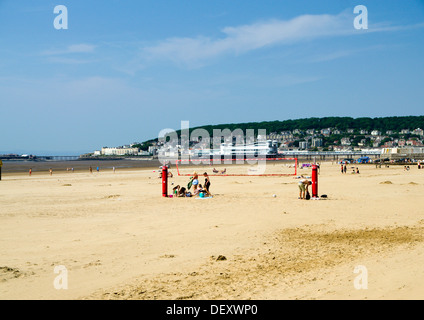 Volley-ball sur plage, Weston-Super-Mare, Somerset, Angleterre. Banque D'Images