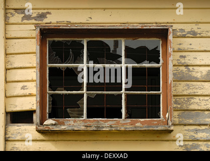 Fenêtre cassée dans Rosbery, Rosbery, Tasmanie, Australie Banque D'Images