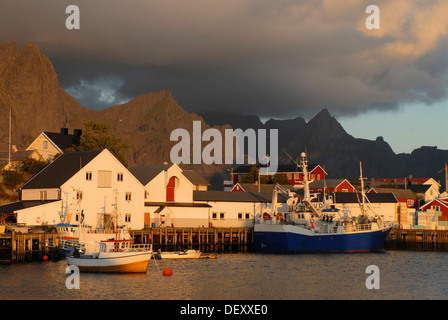 Le port de Hamnøy, montagnes à l'arrière, Hamnøy, île de Moskenesøy, Moskenesoy, archipel des Lofoten, Nordland, Norvège Banque D'Images