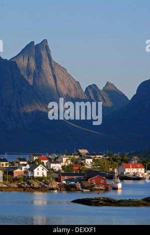 Petit village de reine, les montagnes à l'arrière, l'île de Moskenesøy, Moskenesoy, archipel des Lofoten, Nordland, Norvège, Europe Banque D'Images