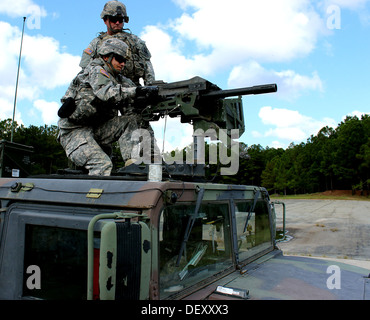 :Centre de formation de la garnison de la Géorgie, Fort Stewart, ga- Benjamin Meyers, fantassin dont le siège et l'Administration centrale, des troupes spéciales de l'entreprise brigade bataillon utilise toutes ses forces pour extraire la vis de sa marque 19 à l'arrière avant de faire feu. La 48e inf Banque D'Images