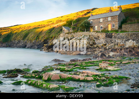 L'anse de Port Quin un tout petit village de pêcheurs sur la côte nord des Cornouailles Banque D'Images