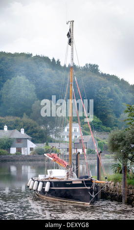 Brouillard marin rouleaux dans l'ensemble des bateaux sur la rivière près de Lerryn Lostwithiel à Cornwall et un affluent de la rivière Fowey Banque D'Images