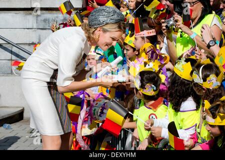 Hasselt , Belgique. 24 août, 2013. Le roi Philippe (Filip) et la Reine Mathilde visite Hasselt pendant leur tournée à travers la Belgique comme nouveau roi et reine, 24 septembre 2013. Photo : Patrick van Katwijk/dpa/Alamy Live News Banque D'Images