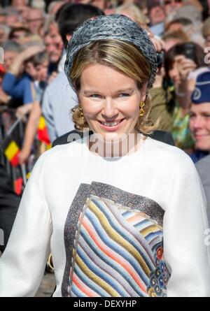 Hasselt , Belgique. 24 août, 2013. Le roi Philippe (Filip) et la Reine Mathilde visite Hasselt pendant leur tournée à travers la Belgique comme nouveau roi et reine, 24 septembre 2013. Photo : Patrick van Katwijk/dpa/Alamy Live News Banque D'Images