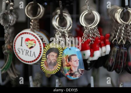 Une boutique vend des porte-clés avec photos des visages de cheikh Hassan Nasrallah (le Hezbollah) et le Dr Bachar El Assad (Hizb al Ba'ath) dans la rue du centre de Damas, en Syrie, le 2013-09-23. Photo : Martin Lejeune (dpa) wireservice Banque D'Images