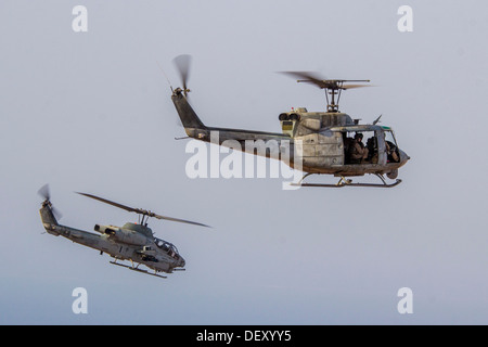 Un UH-1N Huey et un AH-1W Super Cobra affecté à rotors basculants moyen maritime (VMM) de l'Escadron 266 (renforcée), 26e Marine Expeditionary Unit (MEU), voler au-dessus du Camp Lemonnier, Djibouti, 18 Septembre, 2013. La 26e MEU est un groupe de travail air-sol marin de l'avant-dep Banque D'Images