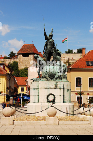 Istvan Dobo statue dans le centre d'Eger Banque D'Images