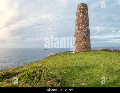 Point de pas-à-pas Padstow à Cornwall, la tour en pierre est un jour marque qui sert de balise de navigation pour les marins Banque D'Images