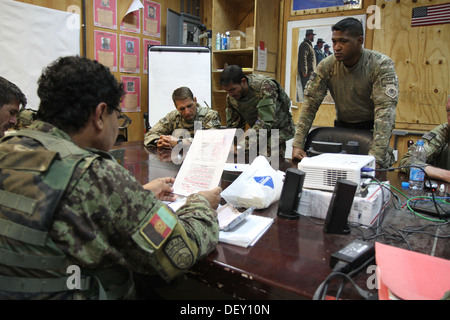 Deux soldats de l'Armée nationale afghane de la 4e Brigade d'infanterie, 203e Corps canadien réaliser une intégration à la masse de l'air exercice pratique, sept., 19, 2013, sur la base d'opération avancée Shank, l'Afghanistan, en tant que chef de l'US Air Force Master Sgt. Keith Hunt, centre gauche, Banque D'Images