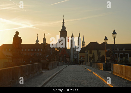 Alte Mainbruecke, Old Main Bridge en début de matinée, Wuerzburg, Basse Franconie, Bavière Banque D'Images