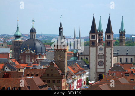 Les tours de Wuerzburg, dominé par la cathédrale Saint Kiliansdom, vus de Festung Marienberg, la forteresse de Marienberg, Wurtzbourg Banque D'Images