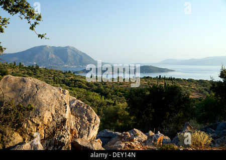 Vue en regardant l'île de Skorpios à partir de la colline au-dessus de Spartochori, Meganisi, îles Ioniennes, Grèce. Banque D'Images