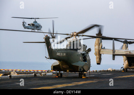 Un AH-1W Super Cobra affecté à rotors basculants moyen maritime (VMM) de l'Escadron 266 (renforcée), 26e Marine Expeditionary Unit (MEU), Banque D'Images