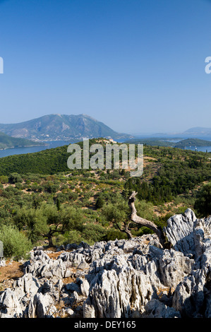 Birnos Meghas vue depuis l'autre côté de la colline près de Spartohori Meganisi lignes droites à l'île de Corfou, îles Ioniennes, Grèce. Banque D'Images