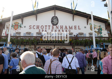 Munich, Allemagne. 24 août, 2013. La Schottenhamel tente du festival à l'Oktoberfest à Munich, Allemagne, 24 septembre 2013. Le plus grand festival de musique folklorique se poursuit jusqu'à 06 octobre 2013. Photo : FELIX HOERHAGER/dpa/Alamy Live News Banque D'Images