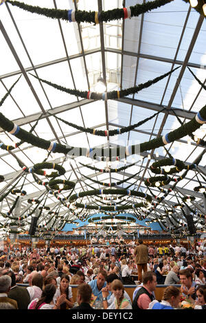 Munich, Allemagne. 24 août, 2013. La Schottenhamel tente du festival à l'Oktoberfest à Munich, Allemagne, 24 septembre 2013. Le plus grand festival de musique folklorique se poursuit jusqu'à 06 octobre 2013. Photo : FELIX HOERHAGER/dpa/Alamy Live News Banque D'Images