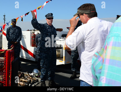 Maître de Manœuvre de l'aviation (manutention) 1re classe Jason Fauver, de Sacramento, Californie, démontre l'accident et à l'équipement de récupération réduite visiter le pont d'envol du porte-avions USS Ronald Reagan (CVN 76). Ronald Reagan, "l'Amérique", phare de l'est pa Banque D'Images