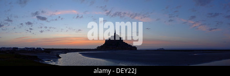L'abbaye sur le dessus de l'île rocky le Mont-Saint-Michel vu du sud au coucher du soleil, Rhône-Alpes, France, Europe Banque D'Images
